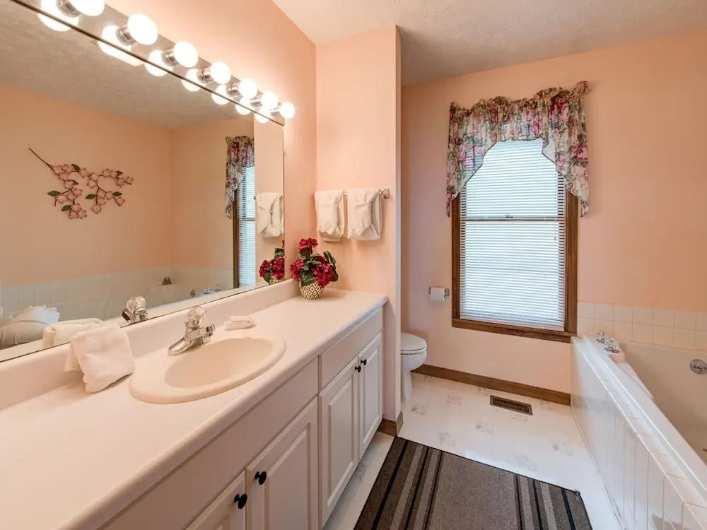 Above and Beyond 2 Bedroom with Hot Tub