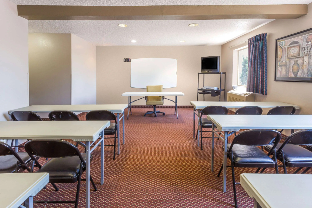 Super 8 by Wyndham Joliet