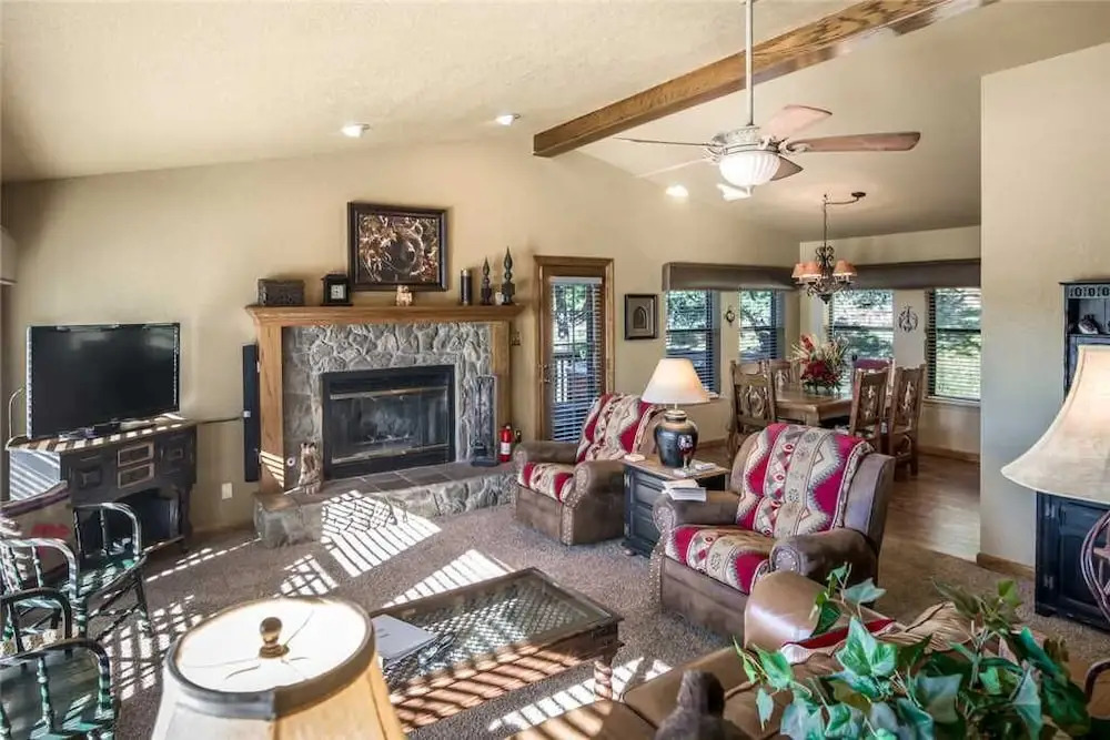 White Mountain Escape - Three Bedroom Cabin with Hot Tub