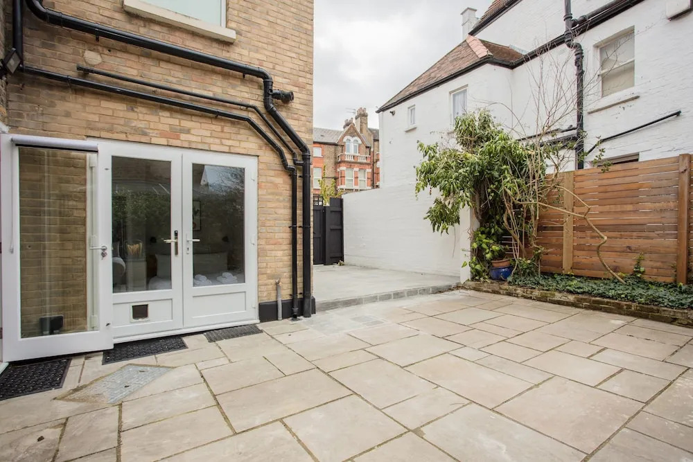 Modern 3 Bedroom Flat in West Hampstead