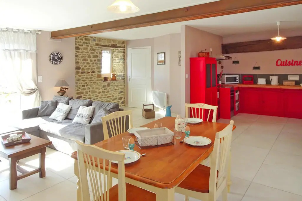 Semi Detached House, Bacilly