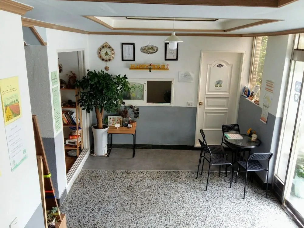 Happy Tour Guesthouse - Hostel