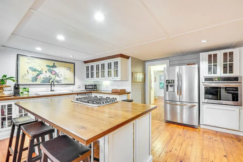 Isle of Palms Getaway w/ Patio, Walk to Beach!