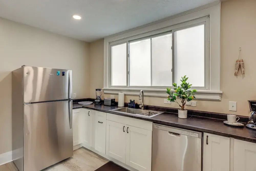 1 Mi to Cedar Point: Family Getaway w/ Porch!