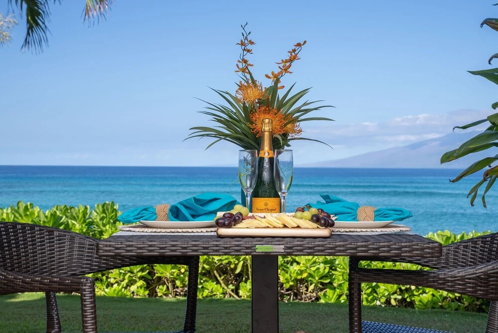Kuleana 405 Oceanfront 1Bedroom 1 Condo by RedAwning
