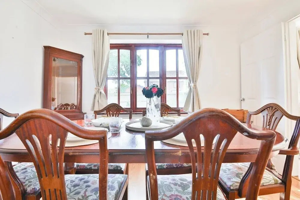 Homely 5 Bed House - 15 Mins to Cardiff City