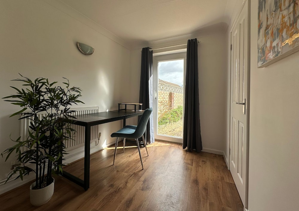 Spacious 5 Bedroom With 4 Baths Off-road Parking