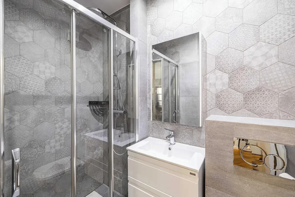 Magnificent Renovated 2 Bedroom Apartment, Terrace