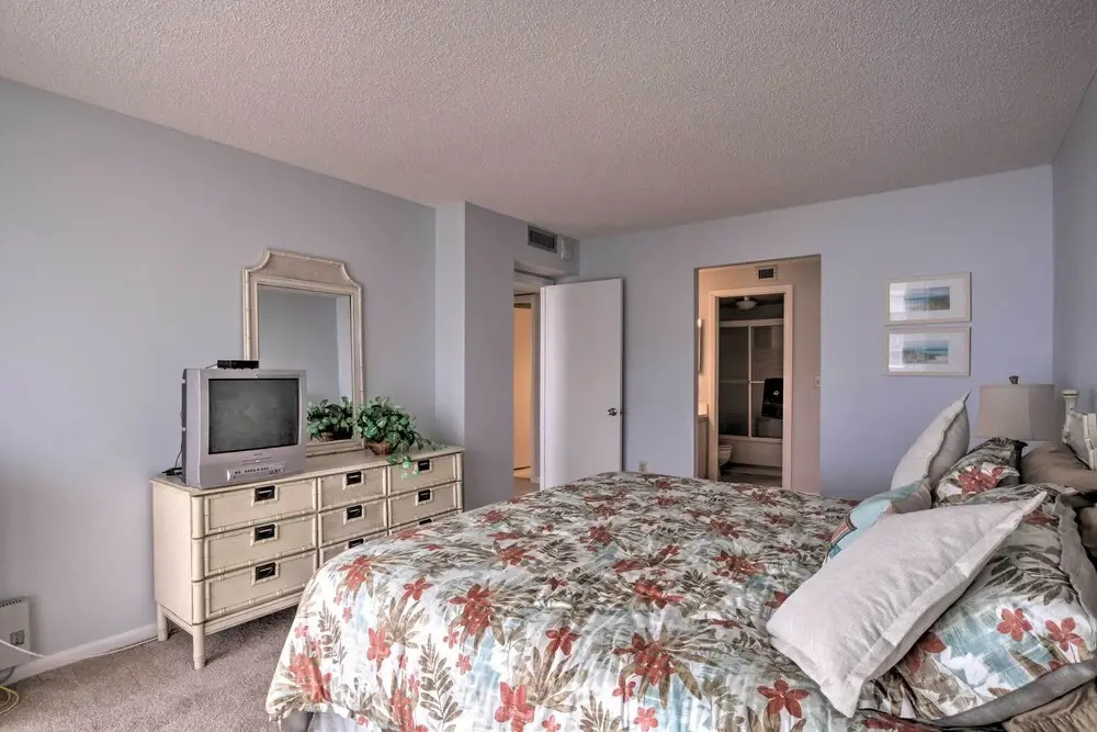 Beachfront Marco Island Resort Condo w/ Pool!
