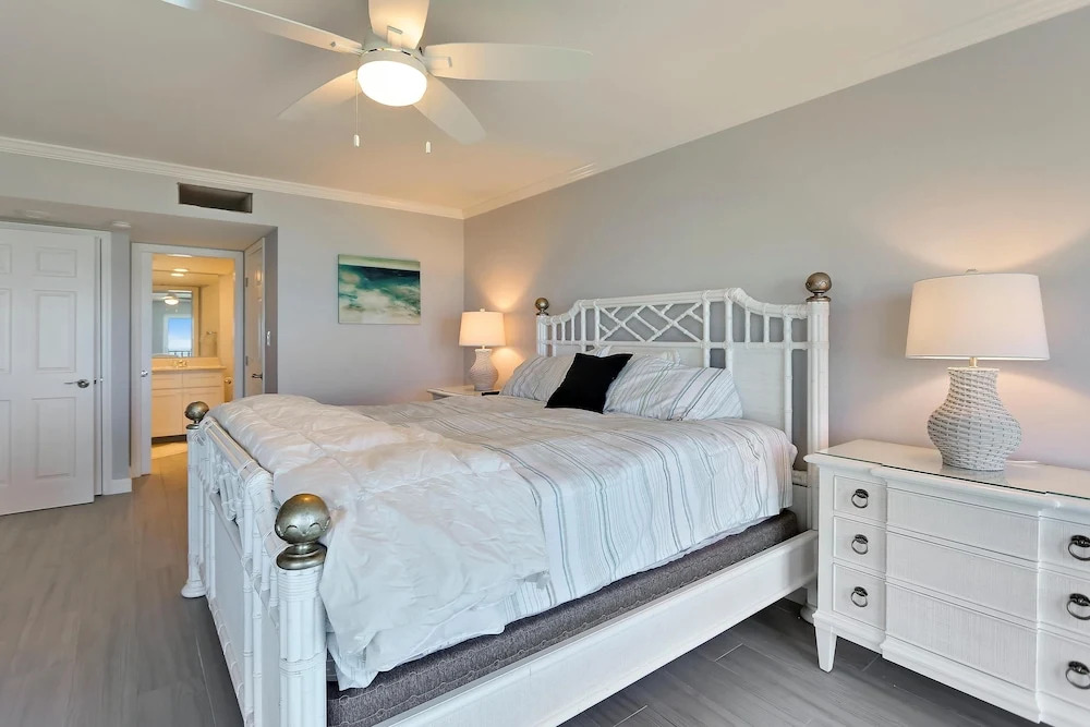 Land's End 403 Building 10 Fully Updated / Beachfront Condo!