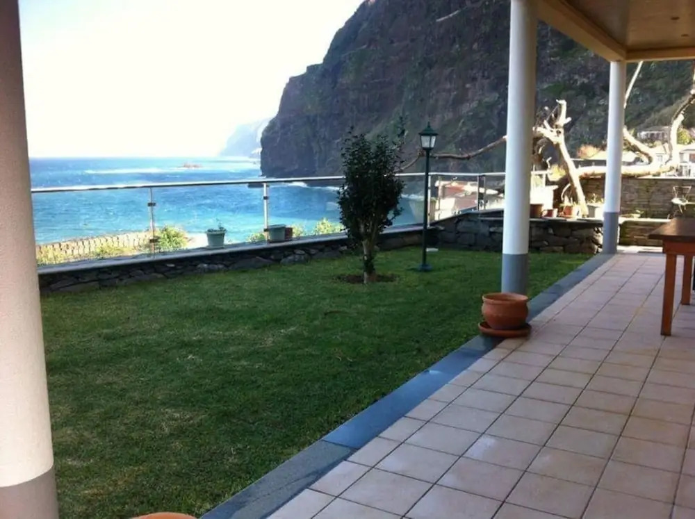 Pdelgada 3-bed House, Sleeps 6, Parking & Sea View