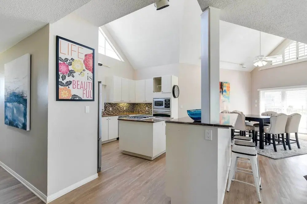 Walk to Ocean! Family & Pet-friendly Galveston Gem
