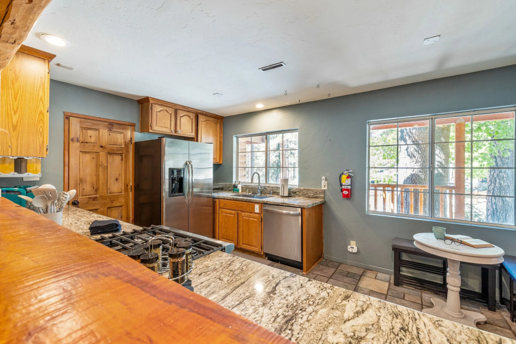 10 Mins to the Lake, Hot Tub & Game Room, Modern Cabin Bearpaw by Avantstay