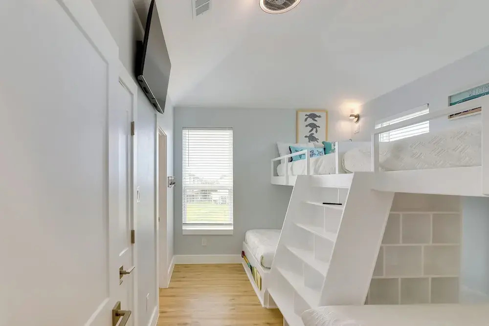 Steps to Beach: Vibrant House in Galveston!