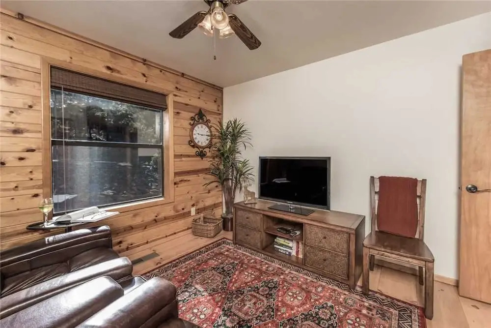 CenterView - Two Bedroom Cabin with Hot Tub