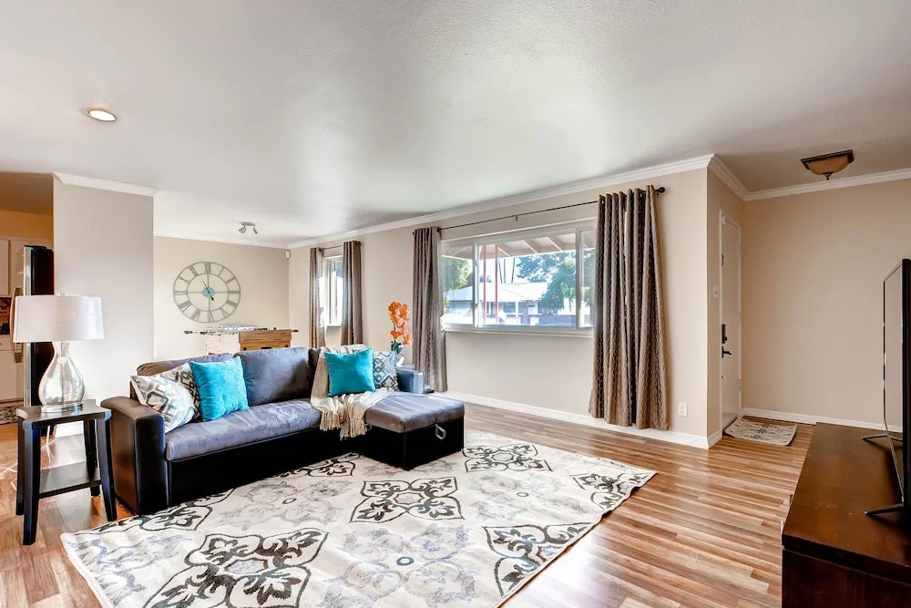 PX017 4 Bedroom Holiday home By Senstay