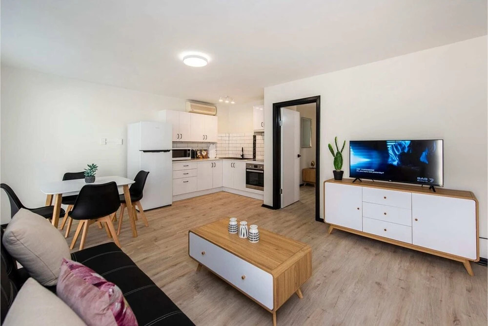 Convenient 1BR Apartment Close to Foreshore & Cbd