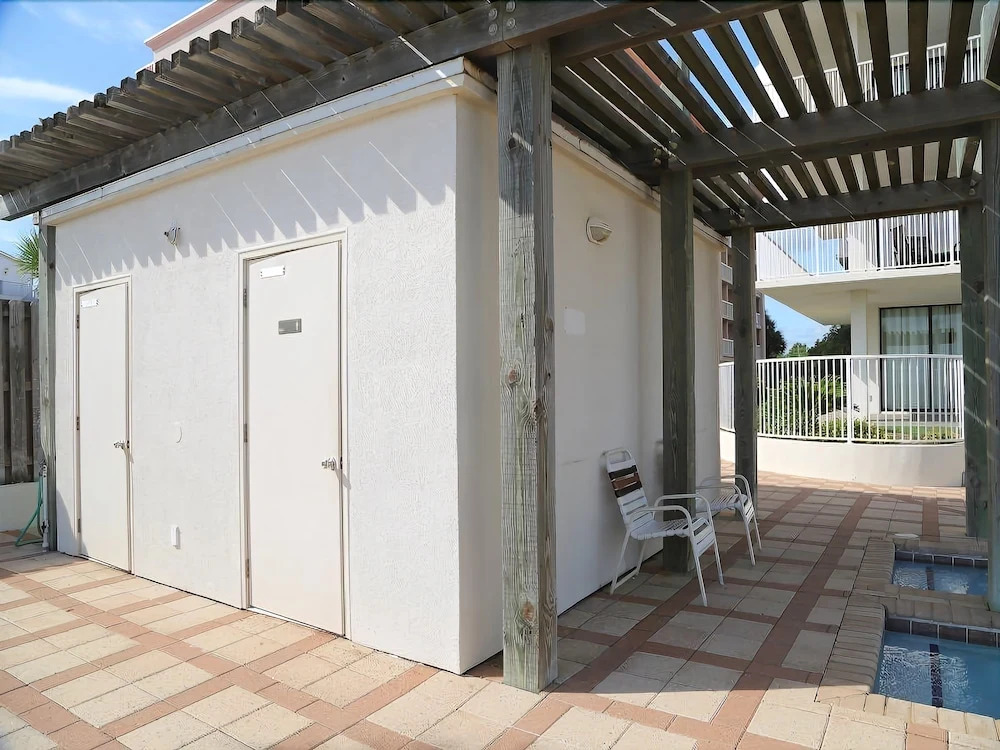 Shoalwater 1106 3 Bedroom Condo by RedAwning