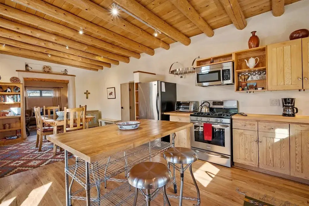 Casa de Lorenzo - Spacious Yard With Hot Tub and Fire Pit