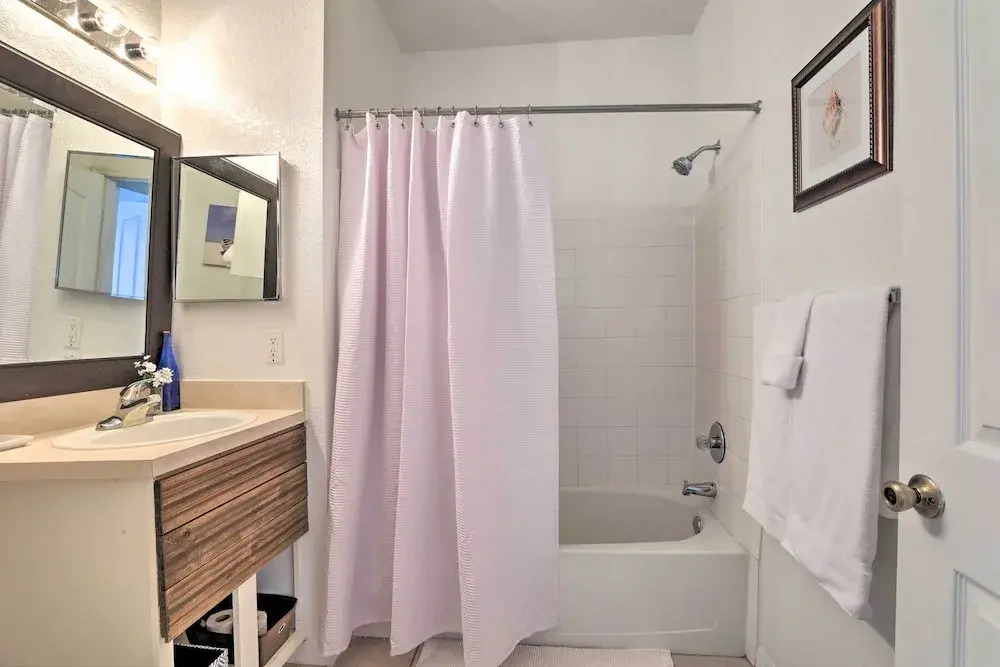 Resort-style Condo w/ Pool: 6 Mi to Magic Kingdom