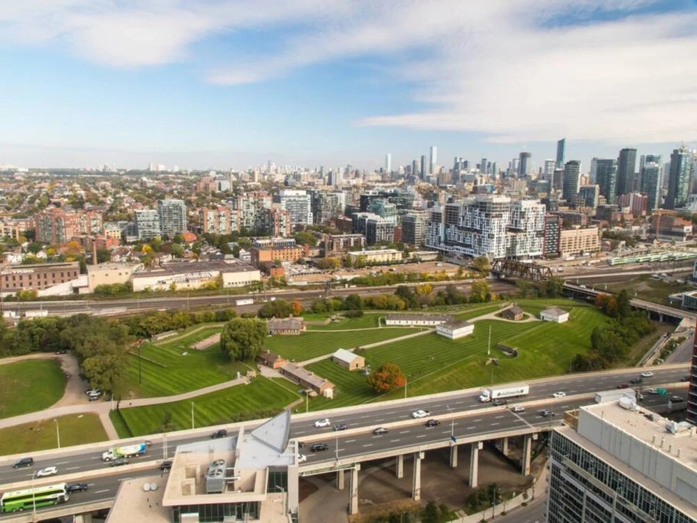 Modern 2 bedroom Condo with CN Tower Views