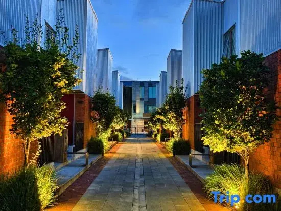 Walk to Stadium · CBD 2BR 2Bath Townhouse+ Private Parking- JJHome