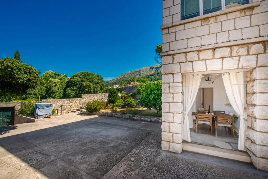 Apartment Near Old Town, FREE Parking & Huge Garden