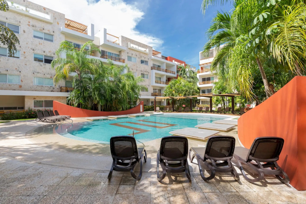 Exclusive 2 Level 3 BR Penthouse | Private Hot Tub & Roof | WiFi | Great Amenities & GYM