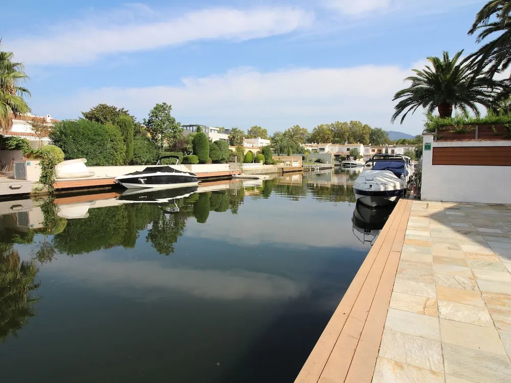 Attractive Holiday Home in Empuriabrava near Beach