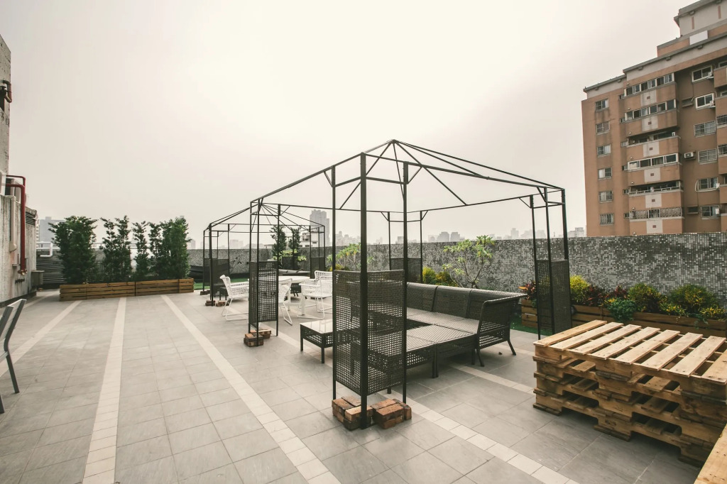 Stray Birds Taichung Hostel