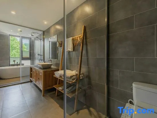 Anji Double Fish Hall Hot Spring Resort B&B (Longwangshan Canyon Drift Shop)
