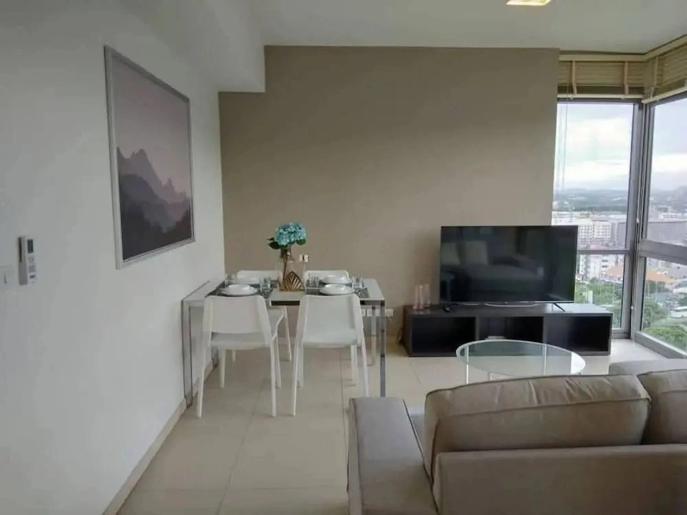 Large High Floor, Best Pool and Awesome Location