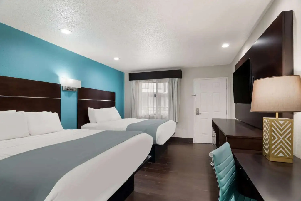 Spanish Trails Inn - Laredo Hotel