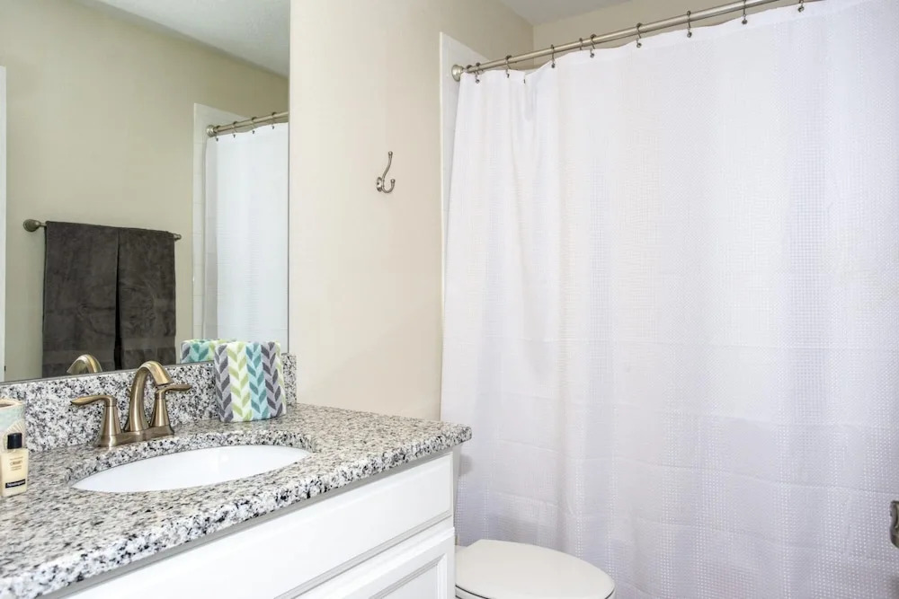 6BR Home Prime Location