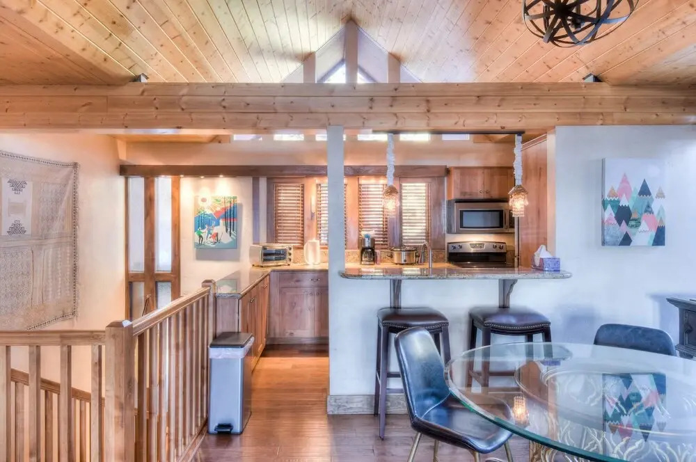 Crystal Shores Villa Lake Views & Hiking