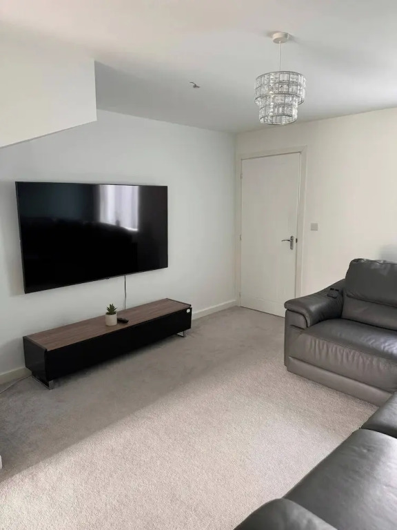 House - Sleeps 6 - Parking