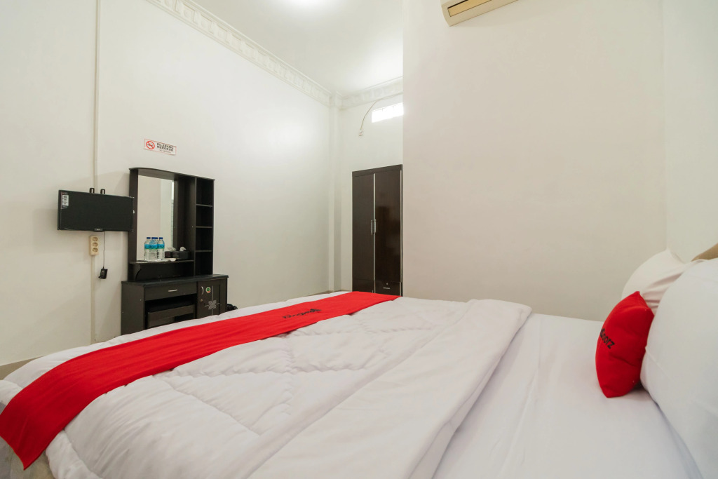RedDoorz Syariah near Universitas Putra Indonesia Padang