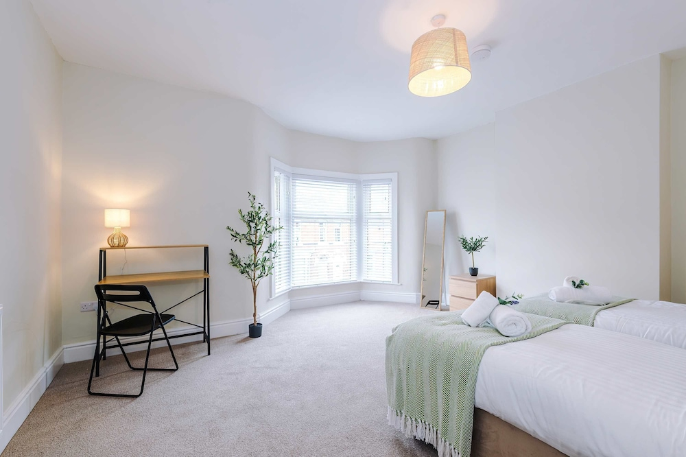 Spacious Home Ideal for Professionals Sleeps 8