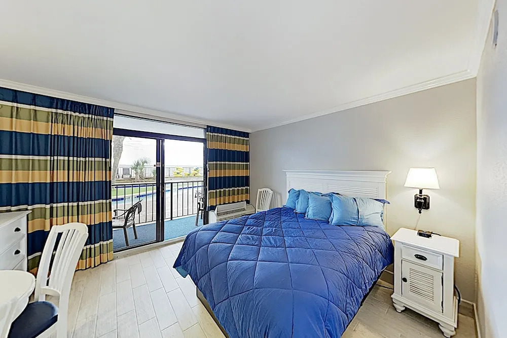 Ground-level Oceanfront W/ Pools & Hot Tubs 1 Bedroom Condo