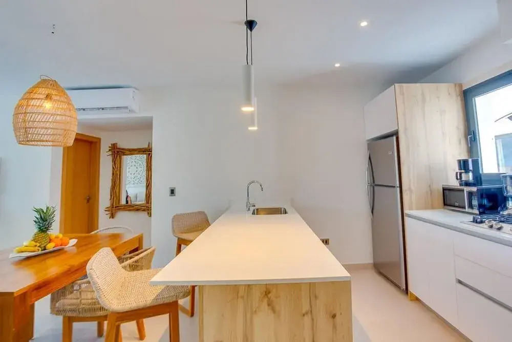 2 bed Condo With Private Picuzzi Steps From the Beach