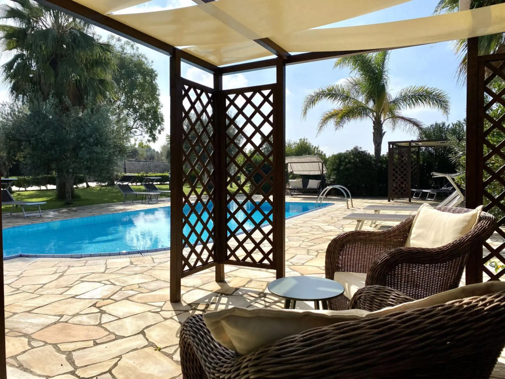 Apartment in villa, suitable for families, swimming pool, large outdoor spaces-Salice by Villa Rita