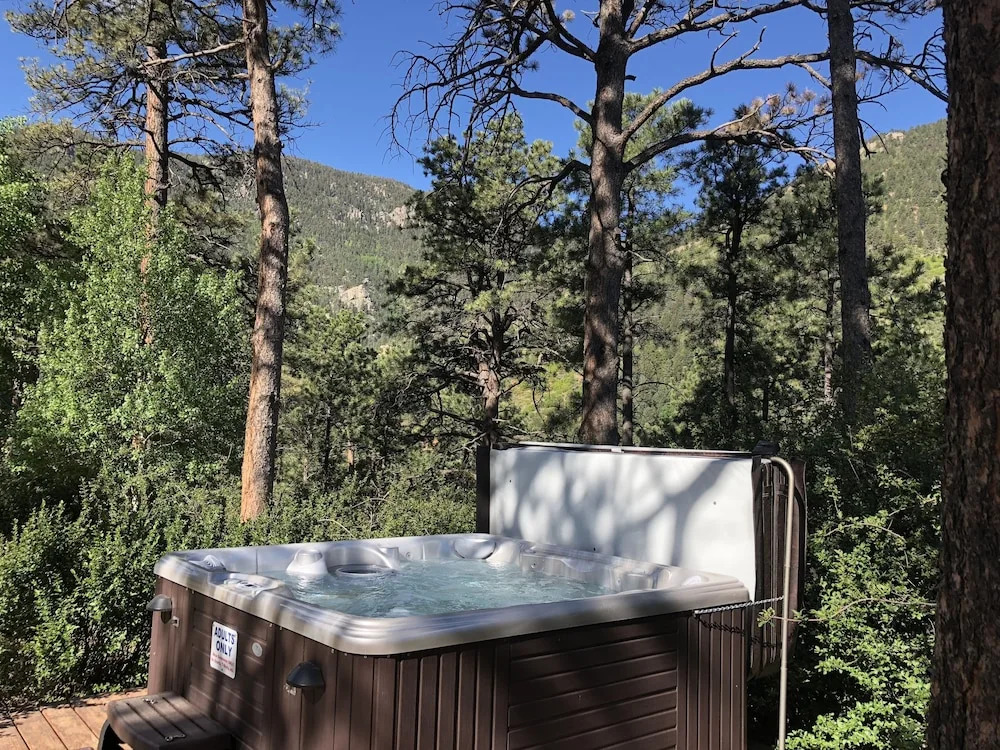 Pikes Peak Guest Cabin at Rocky Mountain Lodge
