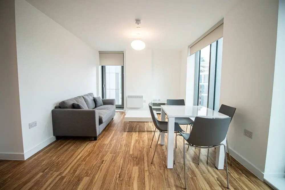 Large And Modern 2 Bedroom Flat With City Views