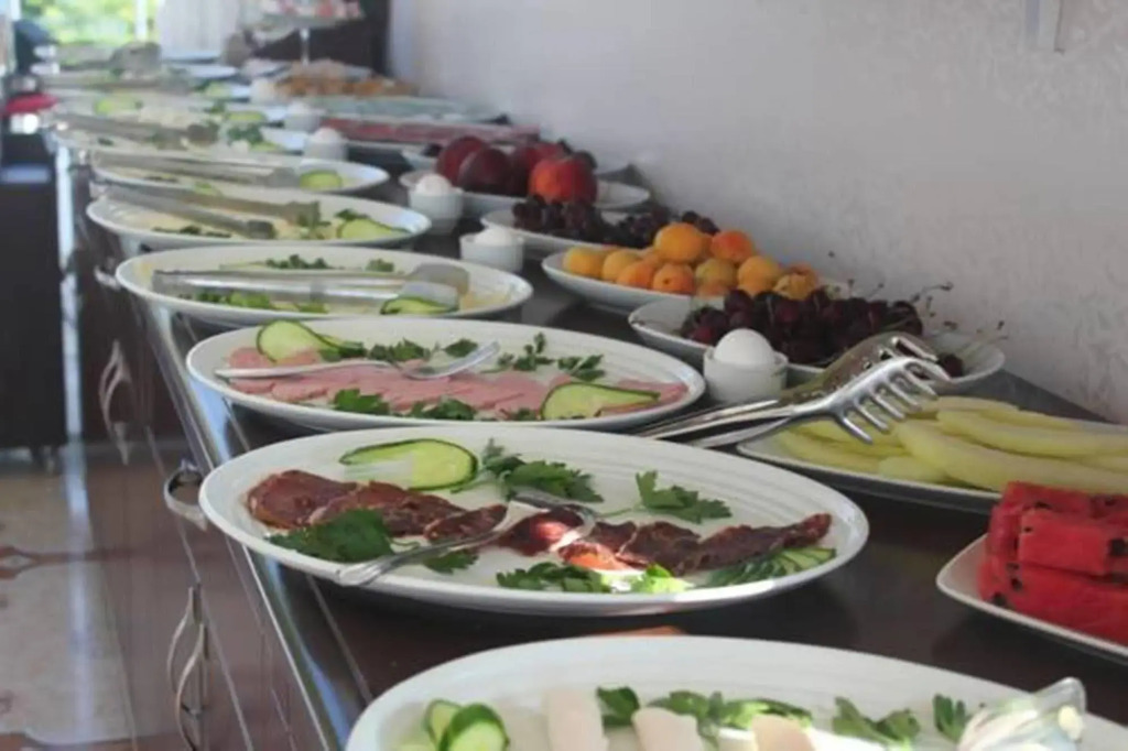 Hotel Broken Column