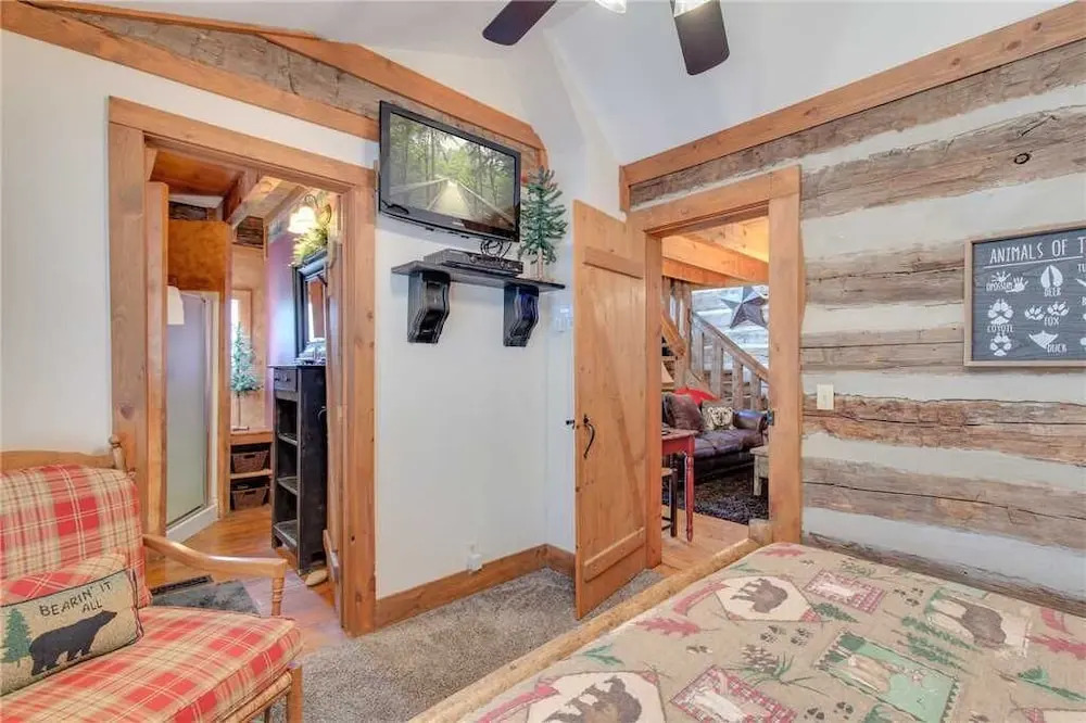 Blessed Beyond Measure, 2 Bedrooms, Hot Tub, WiFi, Pool Table, Sleeps 7