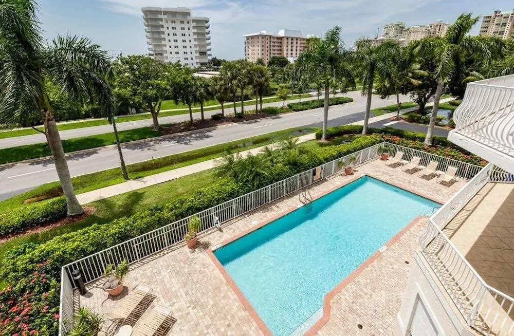 Spacious Condo With sky Views and Steps to South Beach