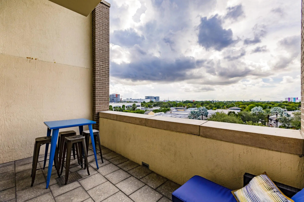 Hang Ten- Large Townhome, lux amenities, parking