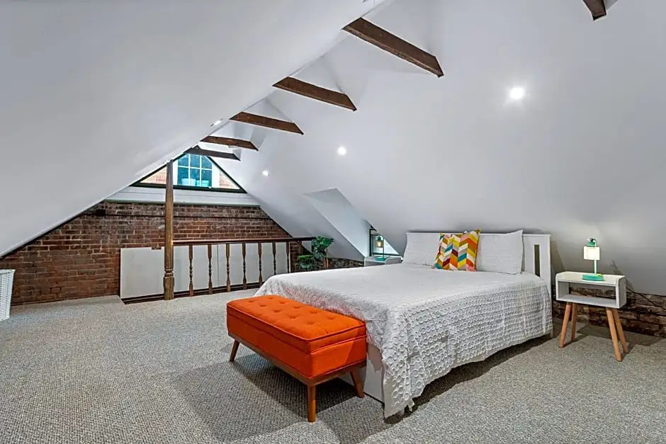 Private Loft Carriage House Walk Score 95