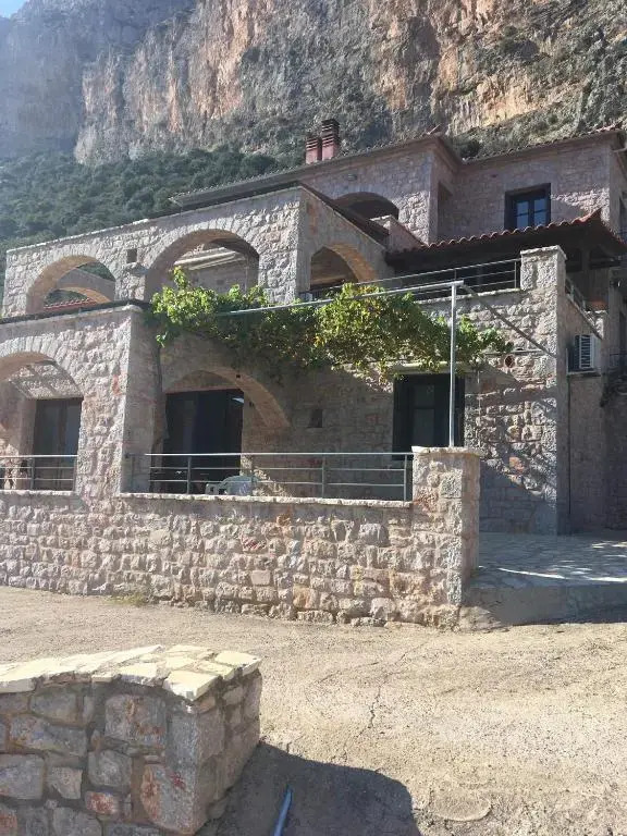 Leonidio Rock climbing house