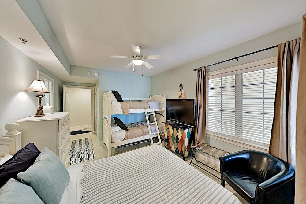 Lovely Waterfront W/ Balcony - Near Beach! 3 Bedroom Condo